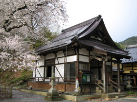 桜の咲く頃の本堂全景
